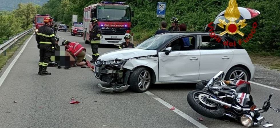 Grave incidente fra un’auto e una moto: padre e figlio ricoverati in ospedale dopo essere stati sbalzati sull’asfalto